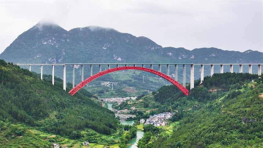 2025年8月19日，在贵州省黔南布依族苗族自治州罗甸县沫阳镇大小井景区拍摄的大小井特大桥。张良静摄