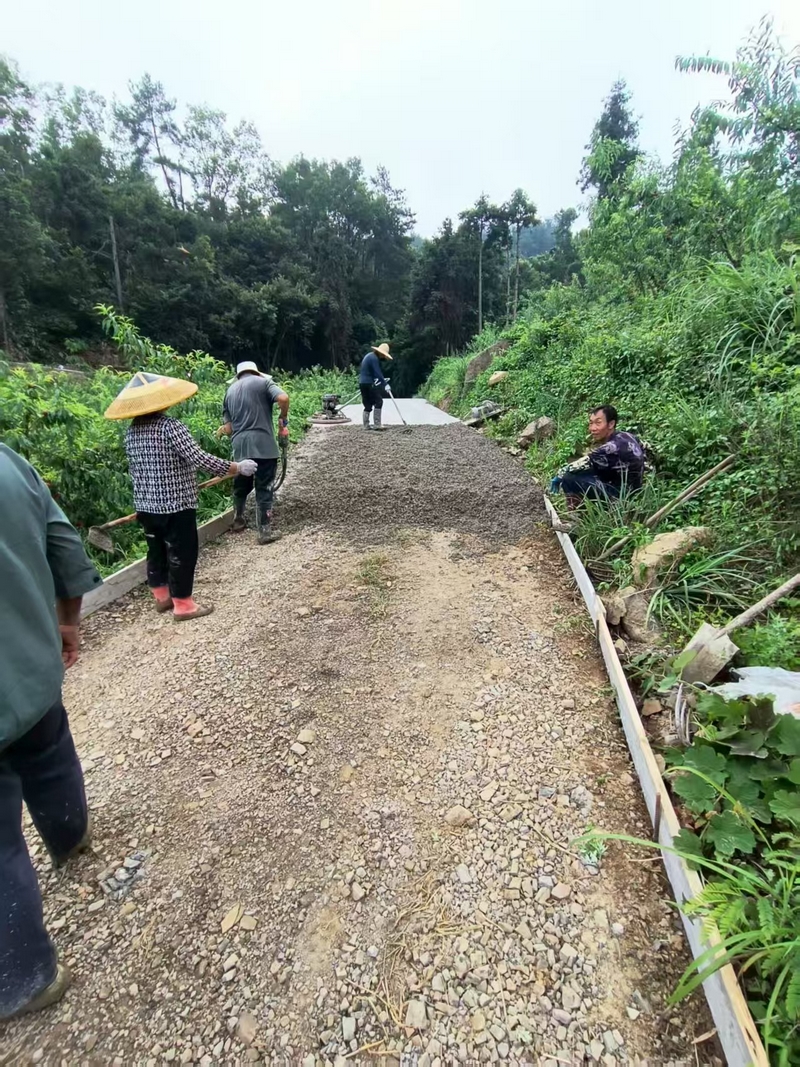 施秉县牛大场镇石桥村产业路路基施工.jpg