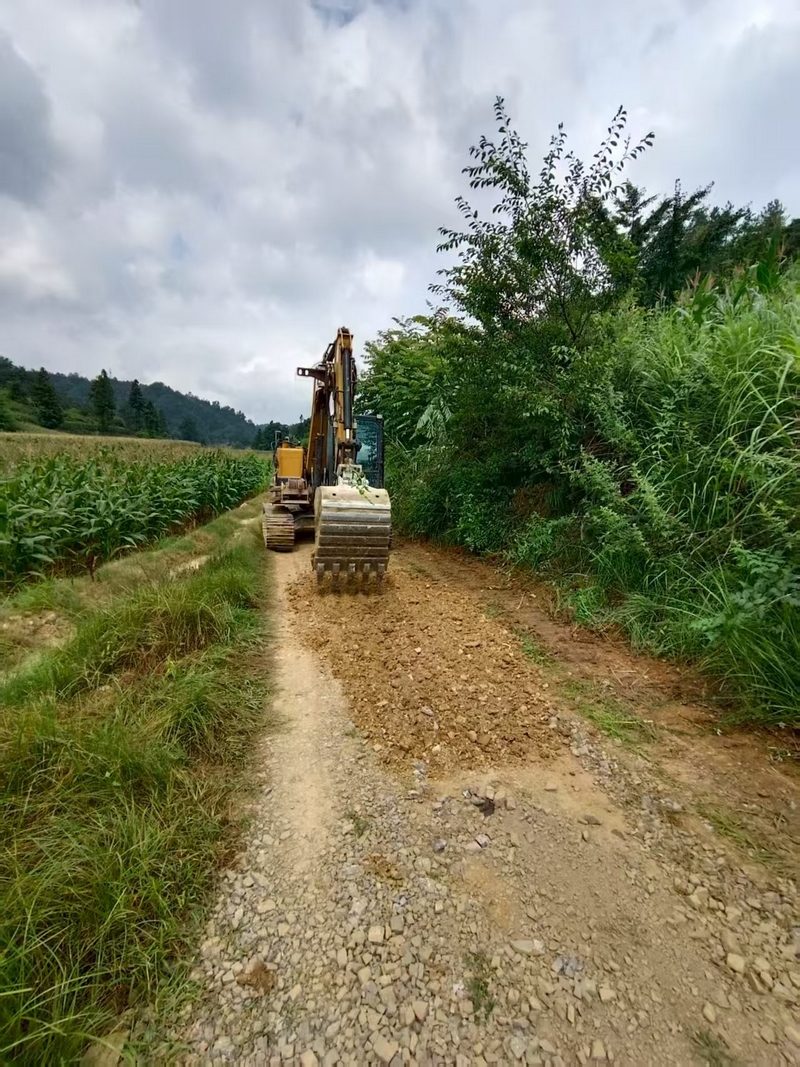施秉县牛大场镇石桥村产业路施工现场.jpg