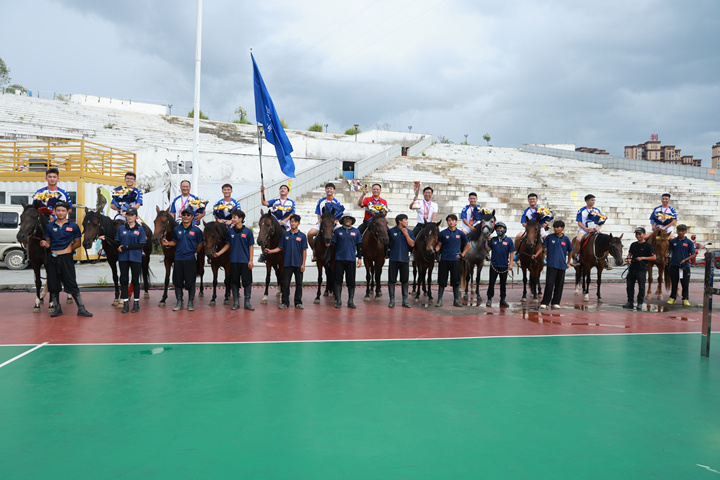 贵州村马（三都县）篮球队载誉归来。