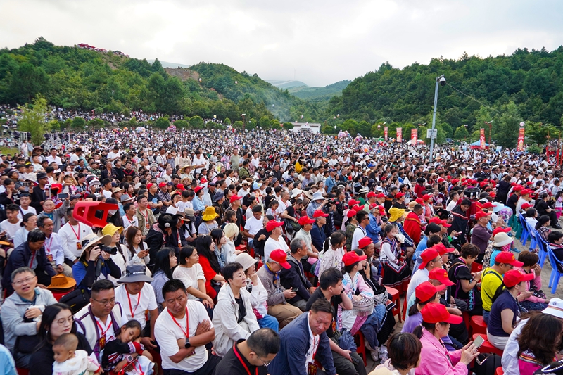 7月19日，在威宁自治县火把节系列活动板底分会场人山人海。赵庆能摄