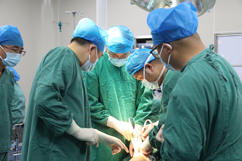 帮扶专家带队开展手术。