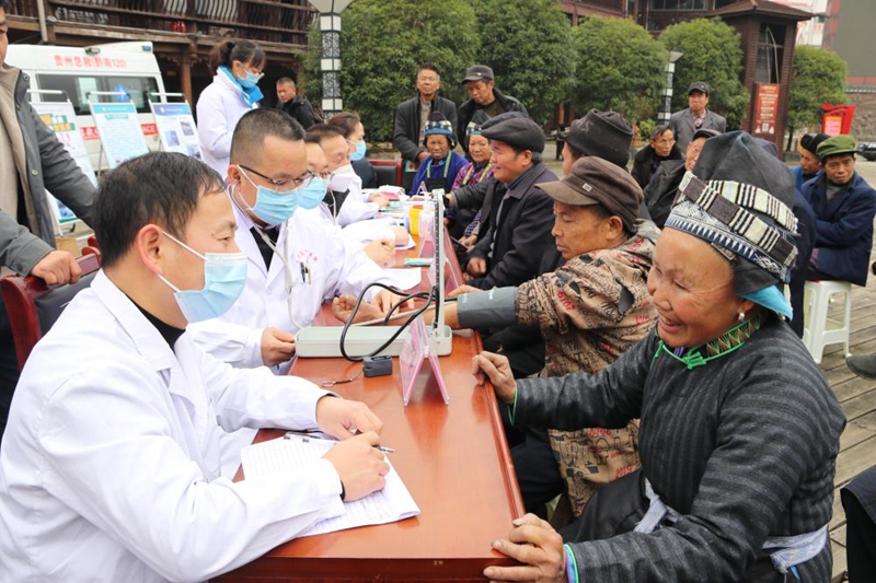专家下乡开展义诊。