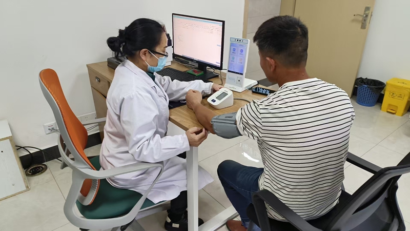 为群众测量血压。