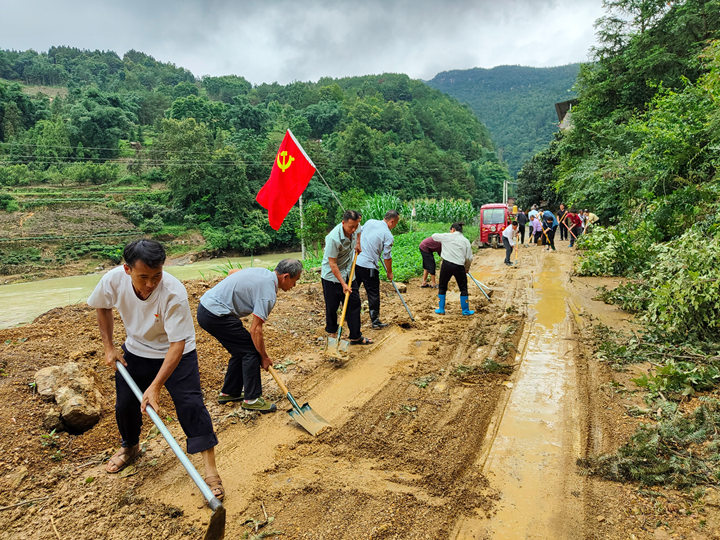 黨員志願者和群眾在大河鎮柳源村清淤疏通道路。