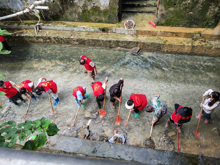 災后清理河道。