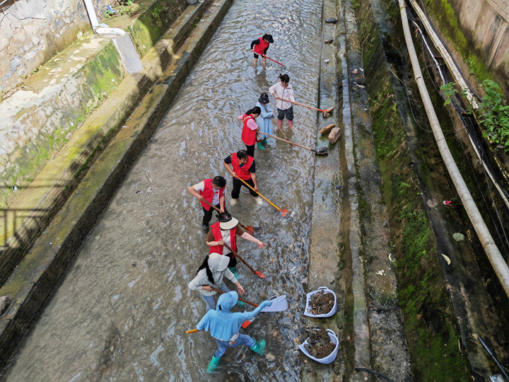 災后清理河道。