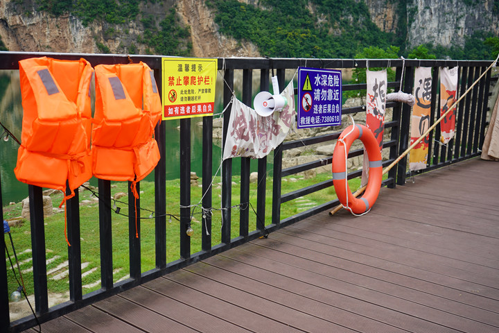 工作人员利用大喇叭循环播报防溺水提醒声。