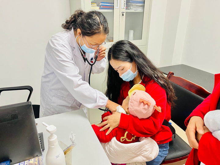 威宁自治县妇幼保健院医务人员正在为儿童检查。