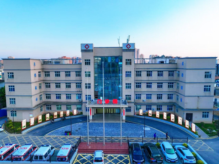 改扩建后的威宁自治县中医医院门诊大楼。