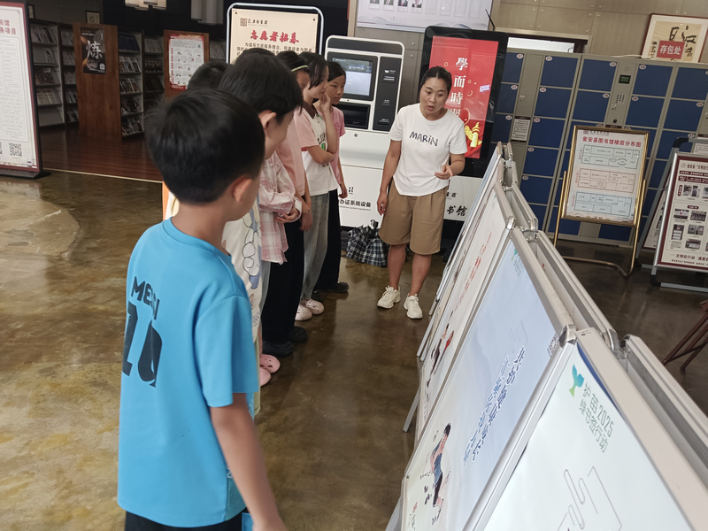 瓮安县图书馆工作人员向青少年普及“护苗”知识。瓮安县委宣传部供图