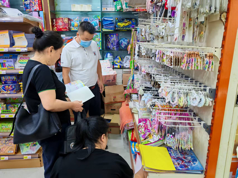 瓮安县新闻出版局联合县文化执法大队在暑期开展文化市场联合检查。瓮安县委宣传部供图
