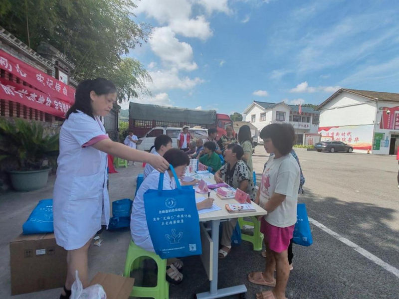 息烽县妇幼保健院进村入户开展义诊活动。