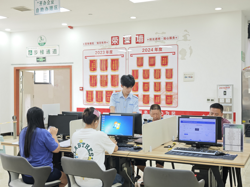 工作人员指导企业办事。