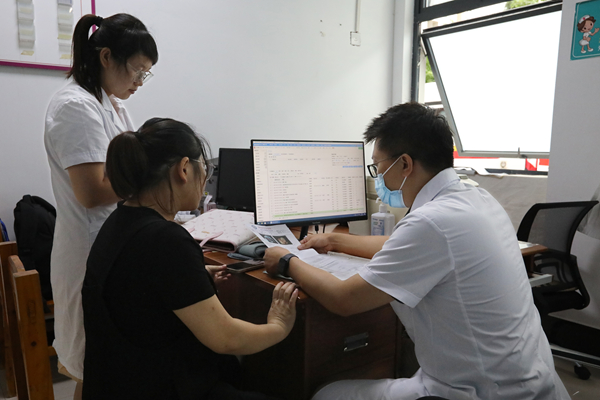 幫扶專家正為孕媽媽們進行產檢和孕期健康指導。