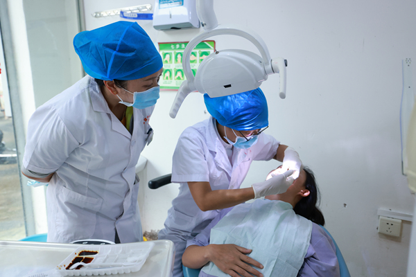 縣醫院骨干醫師進行牙齒檢查及治療。