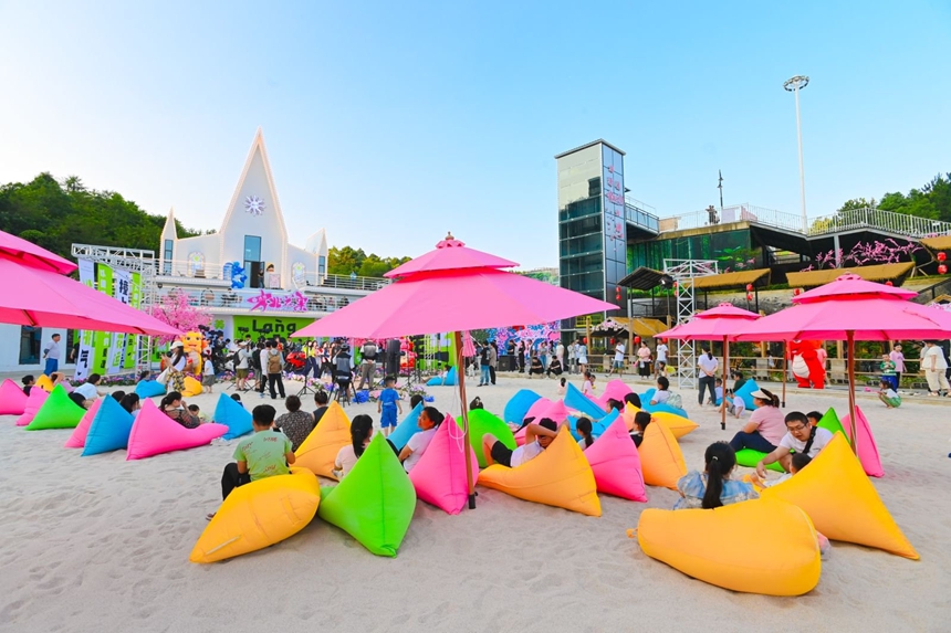 清镇市侏罗纪恐龙小镇。