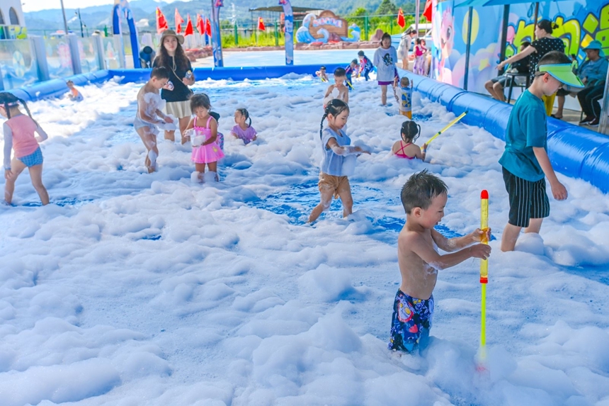 清镇市侏罗纪恐龙小镇。