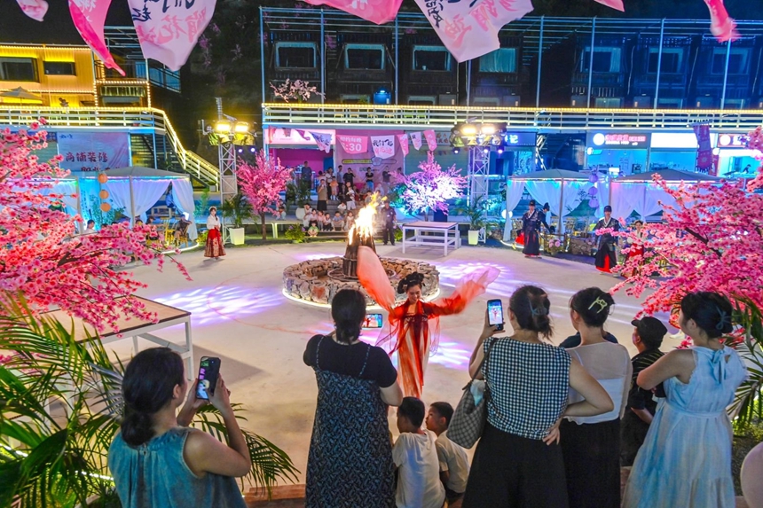 清镇市侏罗纪恐龙小镇。