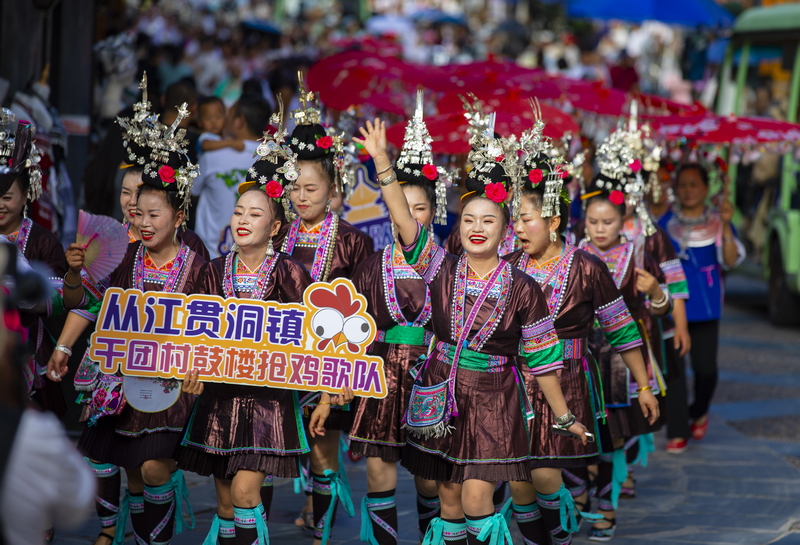 “村歌”决赛当天“村秀”巡游活动。吴光辉摄