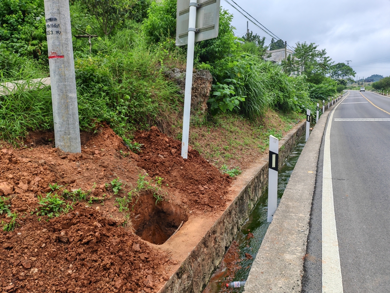 G243线K1058+180上行挖掘公路的情况。