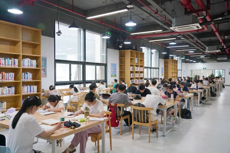 南明區圖書館一隅。