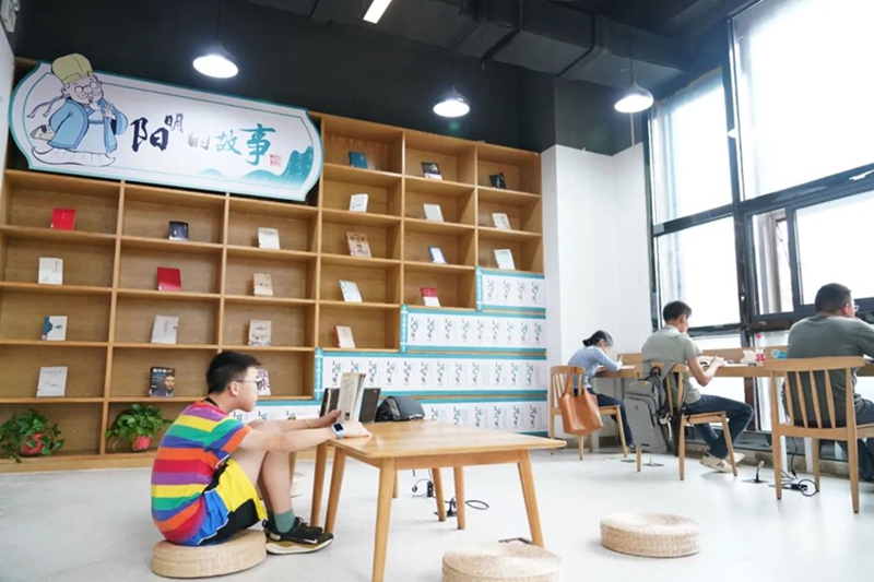 南明區圖書館一隅。
