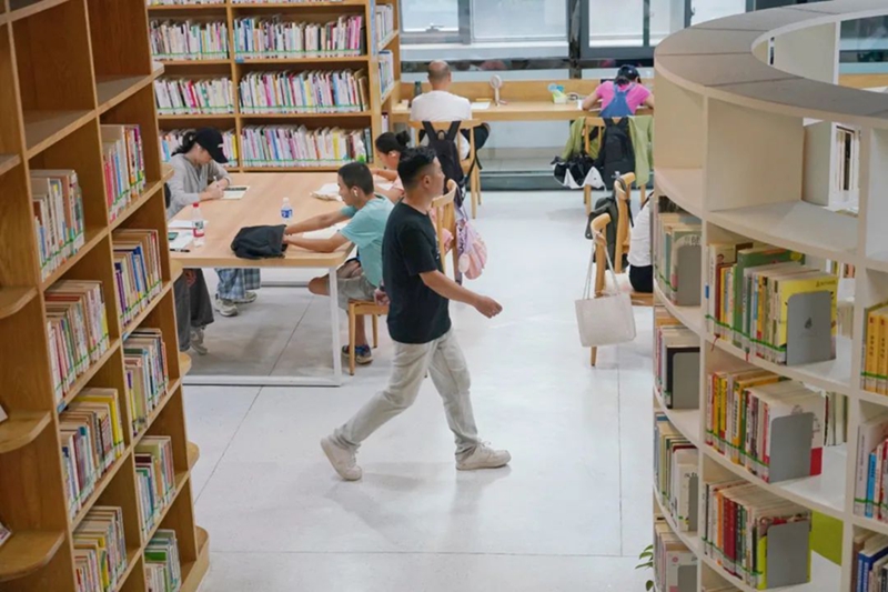 南明區圖書館一隅。