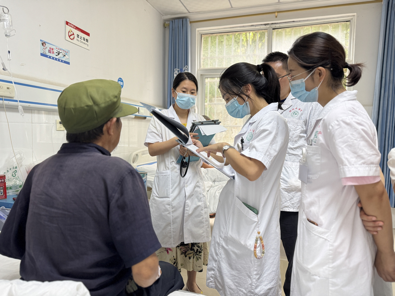 到新站镇卫生院开展教学查房工作。李丽摄