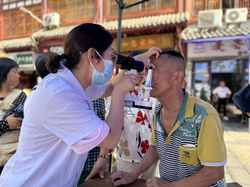 耳鼻喉科科室医师为群众检查眼睛。李丽摄