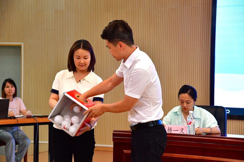 观山湖区融媒体中心 代表现场抽取号码.jpg