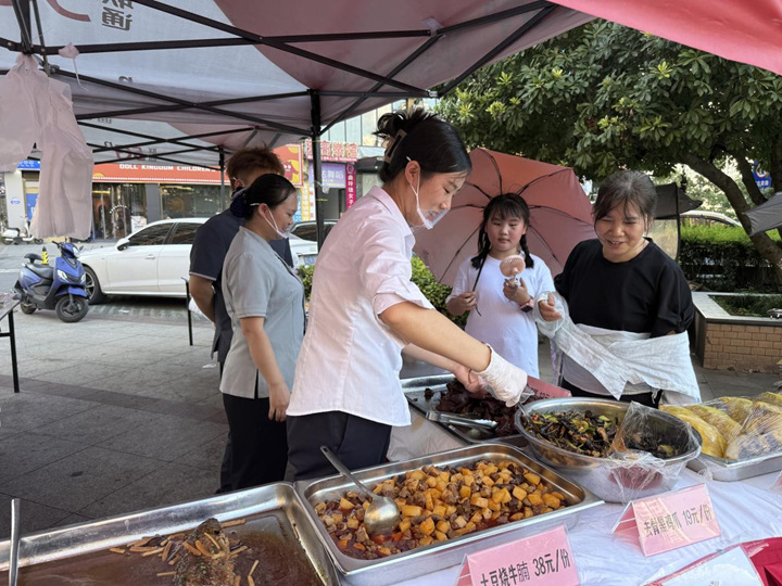 星级酒店掀起“地摊经济”热潮。