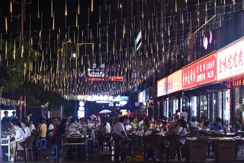 夜市街座無虛席的宵夜攤.jpg