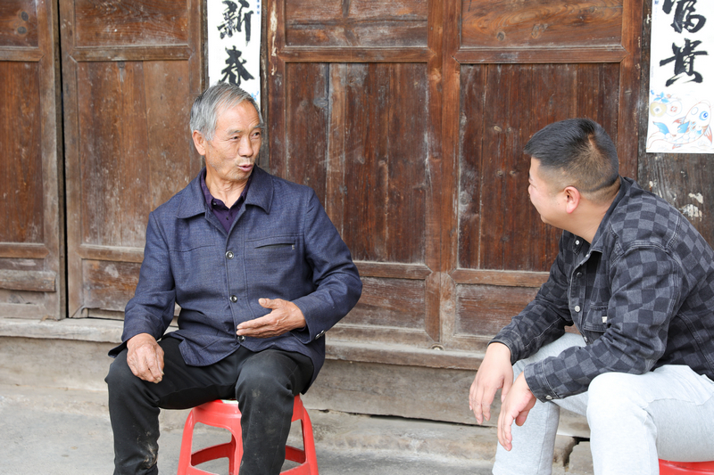 村干部入户进行宣传环境卫生。廖槐花摄