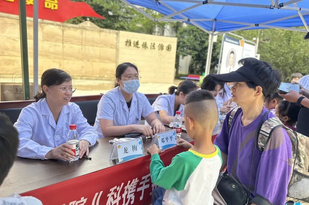 义诊活动现场。