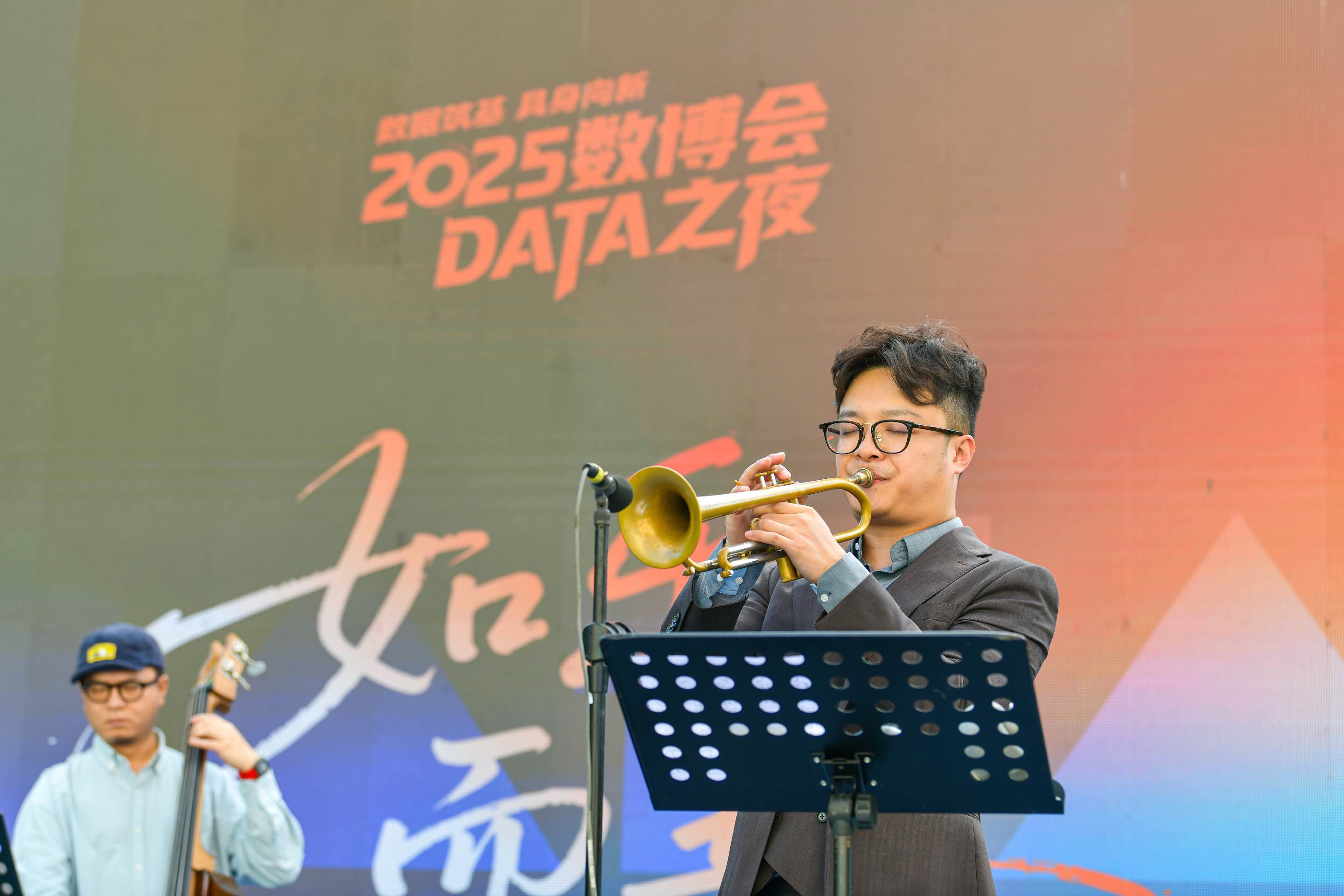 乐队演奏不同风格的乐曲。人民网记者 任峰涛摄