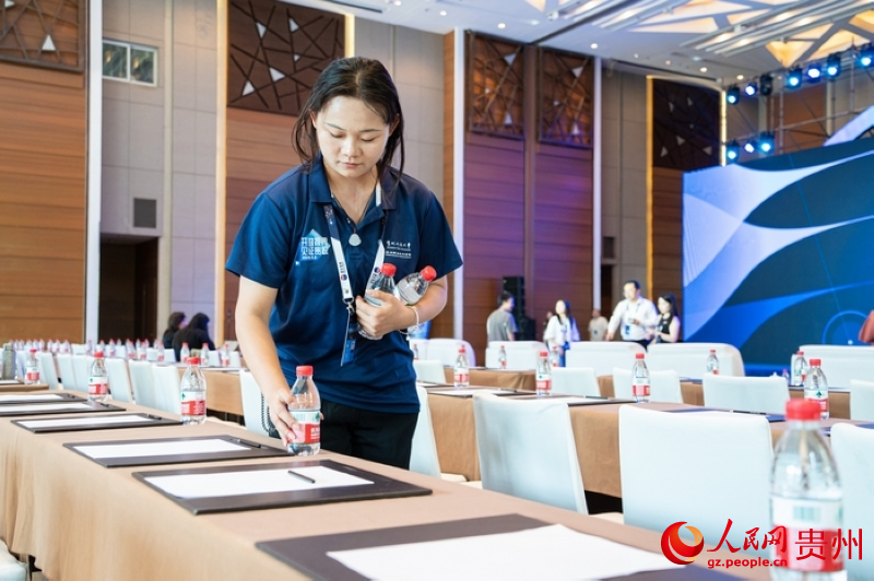“2025數博會·DATA之夜”現場，來自貴州開放大學的志願者在開展服務。人民網 陽茜攝 