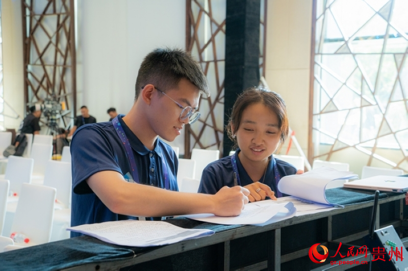 “2025數博會·DATA之夜”現場，來自貴州開放大學的志願者在開展服務。人民網 陽茜攝 