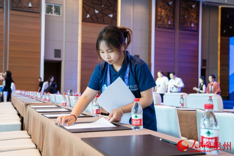 “2025數博會·DATA之夜”現場，來自貴州開放大學的志願者在開展服務。人民網 陽茜攝 