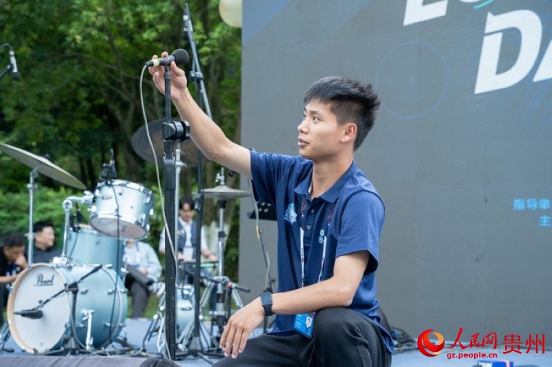 “2025數博會·DATA之夜”現場，來自貴州開放大學的志願者在開展服務。人民網 陽茜攝 