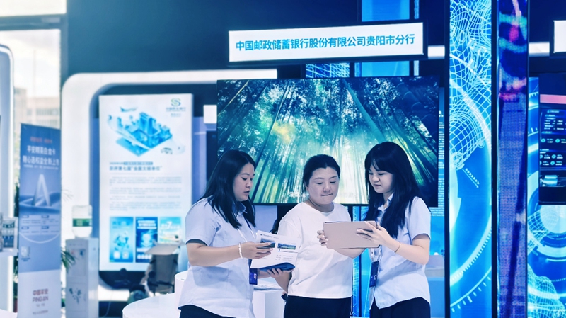 現場演示“郵銀財管+”系列數字化產品。