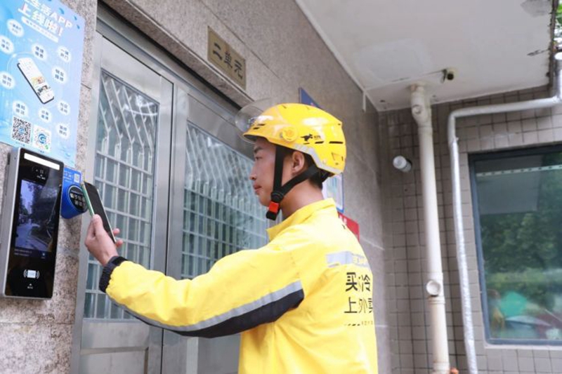 7。 在世纪城辖区，外卖骑手通过骑手快速通道‍进入小区。