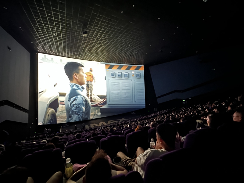 影迷们在贵阳越界影城IMAX-GT银幕观看《蛟龙行动(特别版)》。