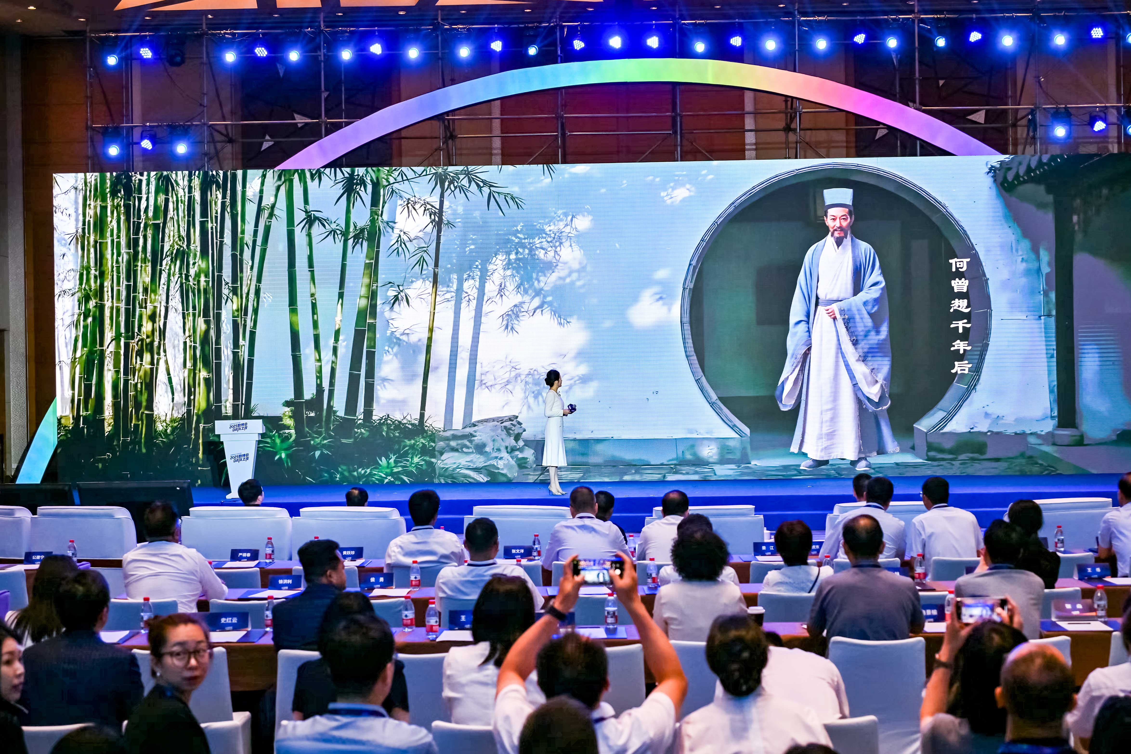 数字人“王阳明”在活动现场与主持人对话。