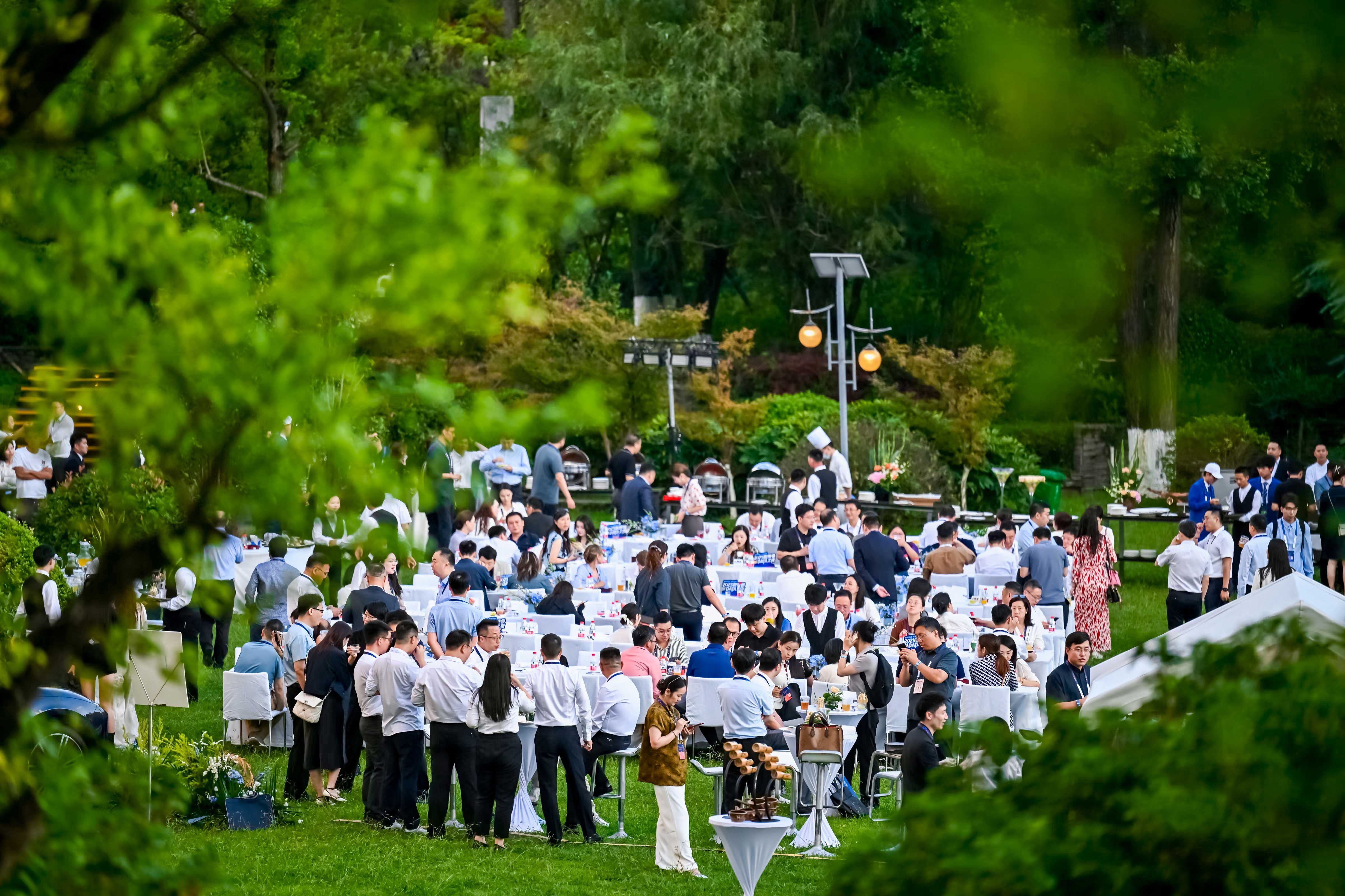 远眺“2025数博会·DATA之夜”冷餐会现场。
