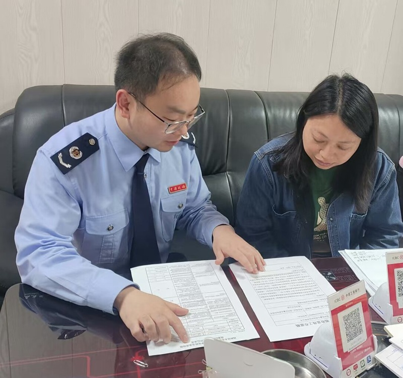 圖為稅務人員向納稅人宣傳納稅信用等稅費政策。饒迪攝