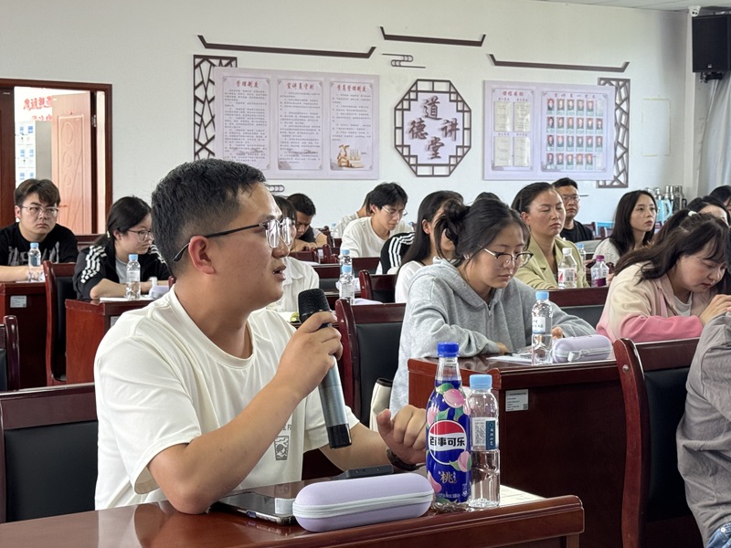 座談會參會代表發言。張熙若攝