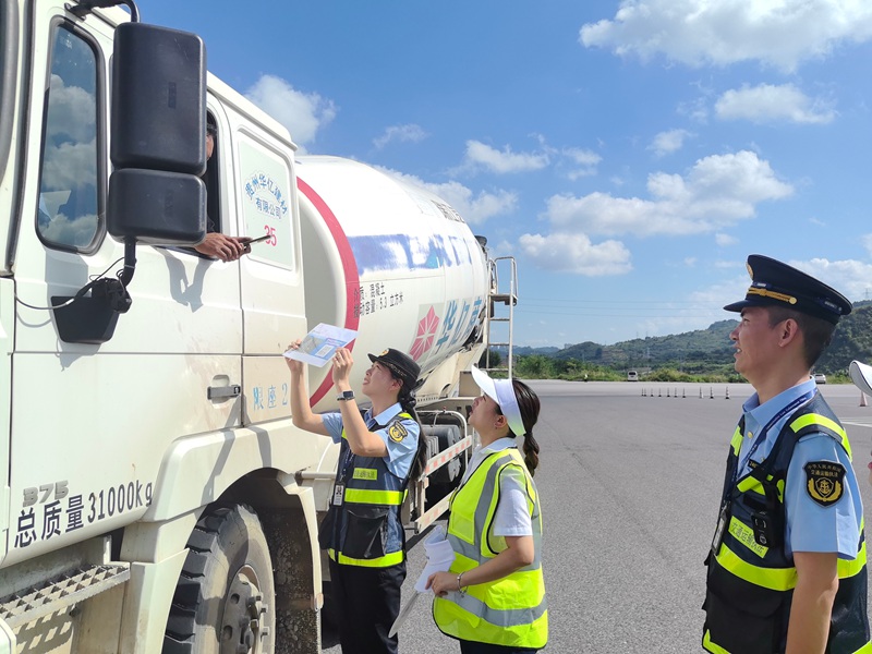 执法人员向货车司机发放电子问卷。