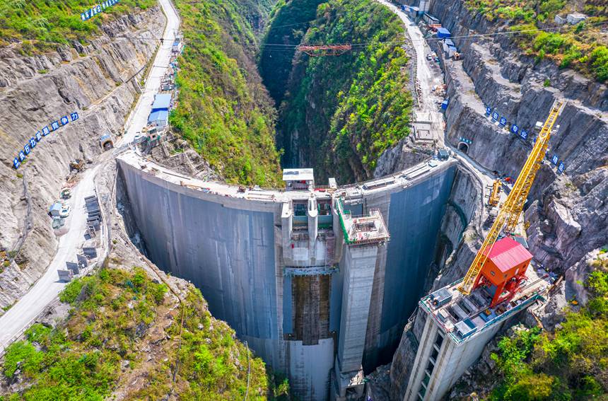 2025年8月27日航拍的贵州省黔西凹水河水库大坝。