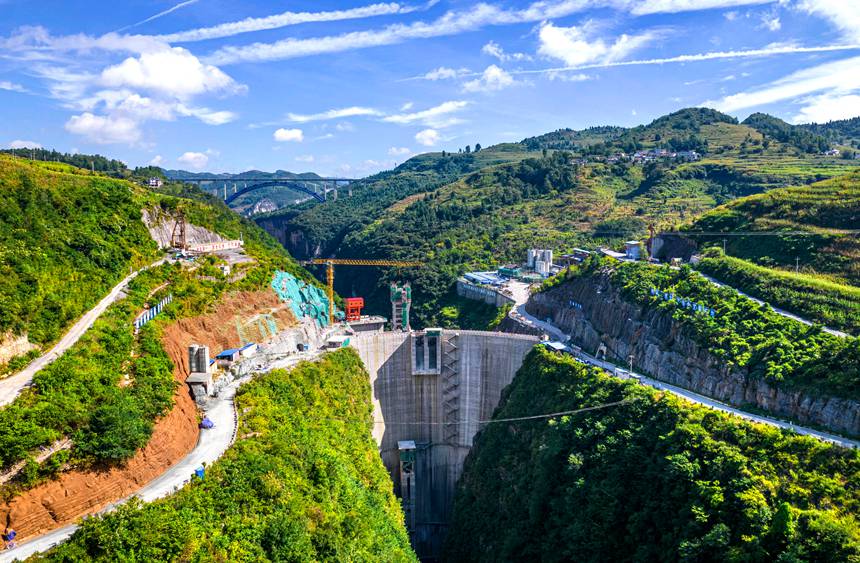 2025年8月27日航拍的贵州省黔西凹水河水库大坝。